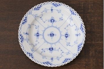 アンティーク雑貨　中古　ROYAL COPENHAGEN(ロイヤルコペンハーゲン)　ブルーフルーテッド　フルレース　25cmディーププレート2枚セット(プレート、洋食器)(定価約8万6千円)(3)