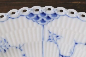 アンティーク雑貨　中古　ROYAL COPENHAGEN(ロイヤルコペンハーゲン)　ブルーフルーテッド　フルレース　25cmディーププレート2枚セット(プレート、洋食器)(定価約8万6千円)(3)