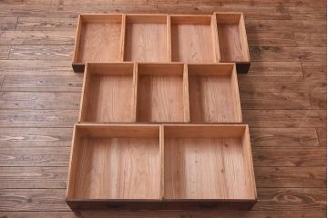 【N様ご成約済・ご決済用】和製アンティーク　前面ケヤキ材　共縁仕上げ　3尺　意匠や木目が目を引く関東水屋タンス(重ね箪笥、食器棚)