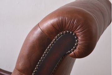 ヴィンテージ家具　フランスビンテージ　気品と渋さが漂うチェスターフィールドシングルソファ(アームチェア、一人掛け)