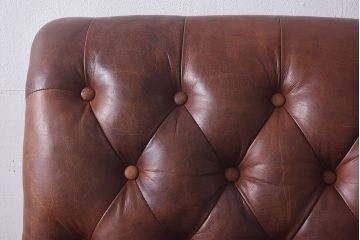 ヴィンテージ家具　フランスビンテージ　気品と渋さが漂うチェスターフィールドシングルソファ(アームチェア、一人掛け)