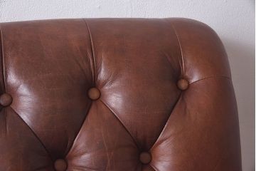 ヴィンテージ家具　フランスビンテージ　気品と渋さが漂うチェスターフィールドシングルソファ(アームチェア、一人掛け)