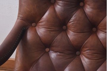 ヴィンテージ家具　フランスビンテージ　気品と渋さが漂うチェスターフィールドシングルソファ(アームチェア、一人掛け)