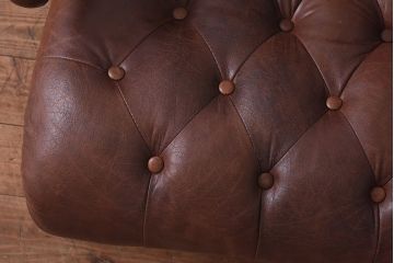 ヴィンテージ家具　フランスビンテージ　気品と渋さが漂うチェスターフィールドシングルソファ(アームチェア、一人掛け)