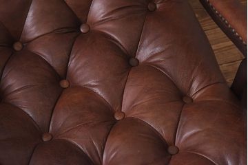 ヴィンテージ家具　フランスビンテージ　気品と渋さが漂うチェスターフィールドシングルソファ(アームチェア、一人掛け)