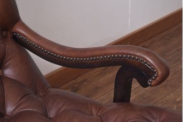 ヴィンテージ家具　フランスビンテージ　気品と渋さが漂うチェスターフィールドシングルソファ(アームチェア、一人掛け)