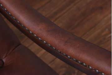 ヴィンテージ家具　フランスビンテージ　気品と渋さが漂うチェスターフィールドシングルソファ(アームチェア、一人掛け)