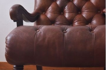 ヴィンテージ家具　フランスビンテージ　気品と渋さが漂うチェスターフィールドシングルソファ(アームチェア、一人掛け)