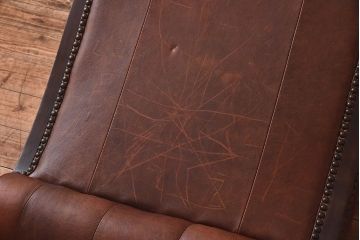 ヴィンテージ家具　フランスビンテージ　気品と渋さが漂うチェスターフィールドシングルソファ(アームチェア、一人掛け)