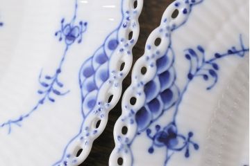アンティーク雑貨　中古　ROYAL COPENHAGEN(ロイヤルコペンハーゲン)　ブルーフルーテッド　フルレース　25cmディーププレート2枚セット(プレート、洋食器)(定価約8万6千円)