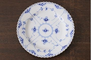 中古　ROYAL COPENHAGEN(ロイヤルコペンハーゲン)　ブルーフルーテッド　フルレース　25cmプレート2枚セット(洋食器)(定価約8万6千円)(1)
