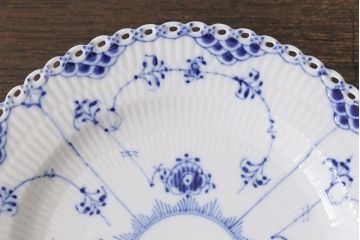 中古　ROYAL COPENHAGEN(ロイヤルコペンハーゲン)　ブルーフルーテッド　フルレース　25cmプレート2枚セット(洋食器)(定価約8万6千円)(2)