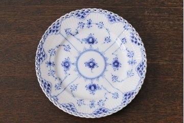 中古　ROYAL COPENHAGEN(ロイヤルコペンハーゲン)　17.5cm　ブルーフルーテッドフルレース　プレート2枚セット(洋食器)(定価約6万5千円)(2)