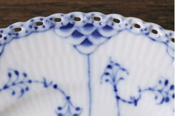 中古　ROYAL COPENHAGEN(ロイヤルコペンハーゲン)　17.5cm　ブルーフルーテッドフルレース　プレート2枚セット(洋食器)(定価約6万5千円)(2)