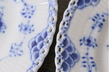 中古　ROYAL COPENHAGEN(ロイヤルコペンハーゲン)　17.5cm　ブルーフルーテッドフルレース　プレート2枚セット(洋食器)(定価約6万5千円)(2)