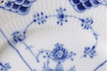 中古　ROYAL COPENHAGEN(ロイヤルコペンハーゲン)　17.5cm　ブルーフルーテッドフルレース　プレート2枚セット(洋食器)(定価約6万5千円)(3)