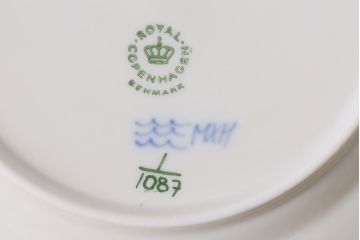 中古　ROYAL COPENHAGEN(ロイヤルコペンハーゲン)　17.5cm　ブルーフルーテッドフルレース　プレート2枚セット(洋食器)(定価約6万5千円)(3)