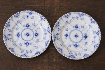 中古　ROYAL COPENHAGEN(ロイヤルコペンハーゲン)　ブルーフルーテッド　フルレース　17.5cmプレート2枚セット(洋食器)(定価約6万5千円)(2)