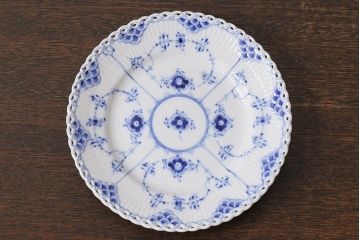 中古　ROYAL COPENHAGEN(ロイヤルコペンハーゲン)　ブルーフルーテッド　フルレース　17.5cmプレート2枚セット(洋食器)(定価約6万5千円)(2)