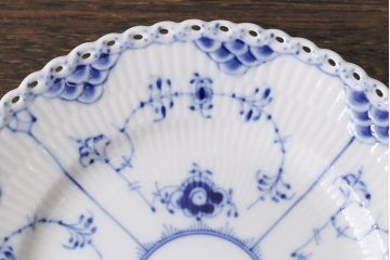 中古　ROYAL COPENHAGEN(ロイヤルコペンハーゲン)　ブルーフルーテッド　フルレース　17.5cmプレート2枚セット(洋食器)(定価約6万5千円)(2)