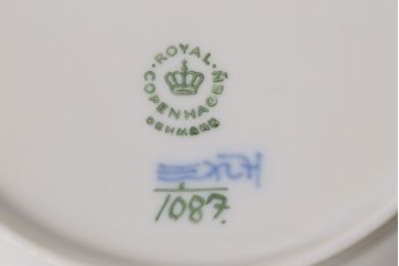中古　ROYAL COPENHAGEN(ロイヤルコペンハーゲン)　ブルーフルーテッド　フルレース　17.5cmプレート2枚セット(洋食器)(定価約6万5千円)(2)