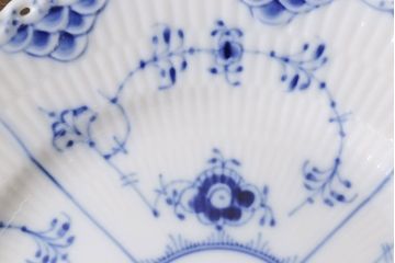 中古　ROYAL COPENHAGEN(ロイヤルコペンハーゲン)　ブルーフルーテッド　フルレース　17.5cmプレート2枚セット(洋食器)(定価約6万5千円)(2)