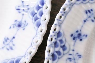 中古　ROYAL COPENHAGEN(ロイヤルコペンハーゲン)　ブルーフルーテッド　フルレース　17.5cmプレート2枚セット(洋食器)(定価約6万5千円)(2)
