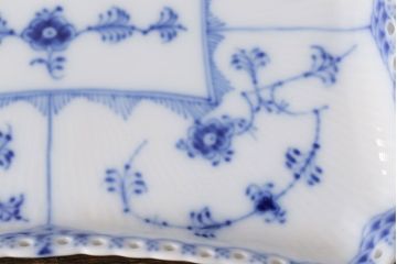 アンティーク雑貨　中古　ROYAL COPENHAGEN(ロイヤルコペンハーゲン)　ブルーフルーテッド　フルレース　スクエアプレート(トレイ、洋食器)(定価約4万8千円)(1)