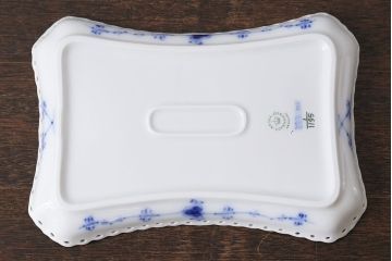 アンティーク雑貨　中古　ROYAL COPENHAGEN(ロイヤルコペンハーゲン)　ブルーフルーテッド　フルレース　スクエアプレート(トレイ、洋食器)(定価約4万8千円)(1)