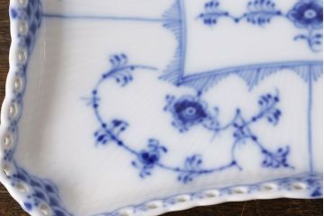 アンティーク雑貨　中古　ROYAL COPENHAGEN(ロイヤルコペンハーゲン)　ブルーフルーテッド　フルレース　スクエアプレート(トレイ、洋食器)(定価約4万8千円)(1)