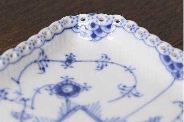 アンティーク雑貨　中古　ROYAL COPENHAGEN(ロイヤルコペンハーゲン)　ブルーフルーテッド　フルレース　スクエアプレート(トレイ、洋食器)(定価約4万8千円)(2)