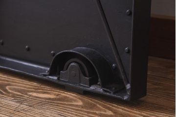 昭和期　シンプルなデザインで味わい深いペイント鉄扉(引き戸、建具)