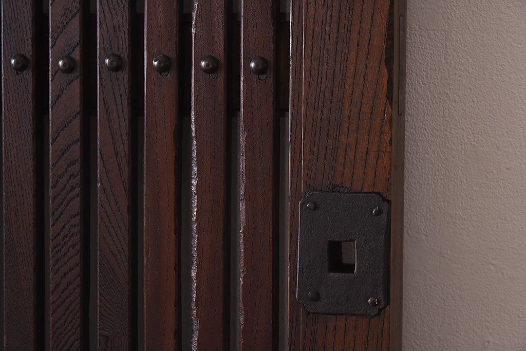 和製アンティーク　総ケヤキ材　ガラス入りリメイク　金具が趣き深い富山蔵戸(引き戸、建具、玄関戸)
