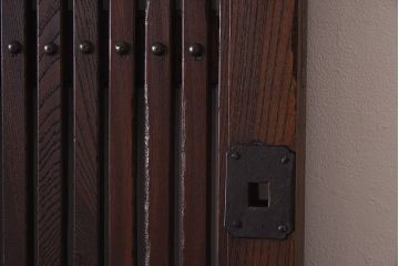 和製アンティーク　総ケヤキ材　ガラス入りリメイク　金具が趣き深い富山蔵戸(引き戸、建具、玄関戸)