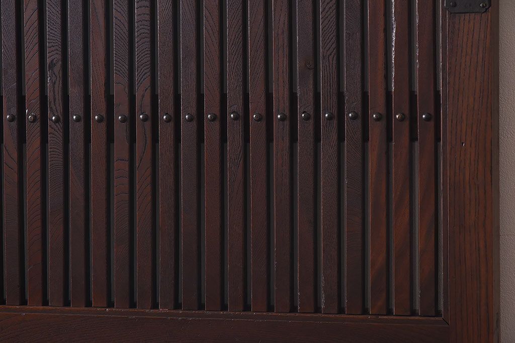 和製アンティーク　総ケヤキ材　ガラス入りリメイク　金具が趣き深い富山蔵戸(引き戸、建具、玄関戸)