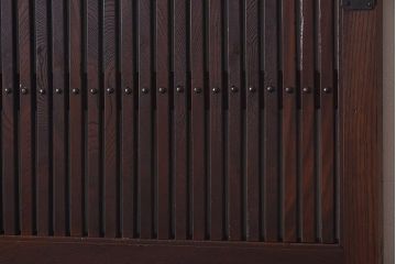 和製アンティーク　総ケヤキ材　ガラス入りリメイク　金具が趣き深い富山蔵戸(引き戸、建具、玄関戸)