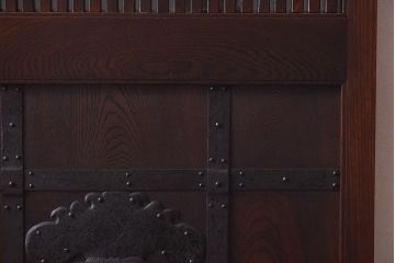 和製アンティーク　総ケヤキ材　ガラス入りリメイク　金具が趣き深い富山蔵戸(引き戸、建具、玄関戸)