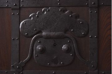 和製アンティーク　総ケヤキ材　ガラス入りリメイク　金具が趣き深い富山蔵戸(引き戸、建具、玄関戸)