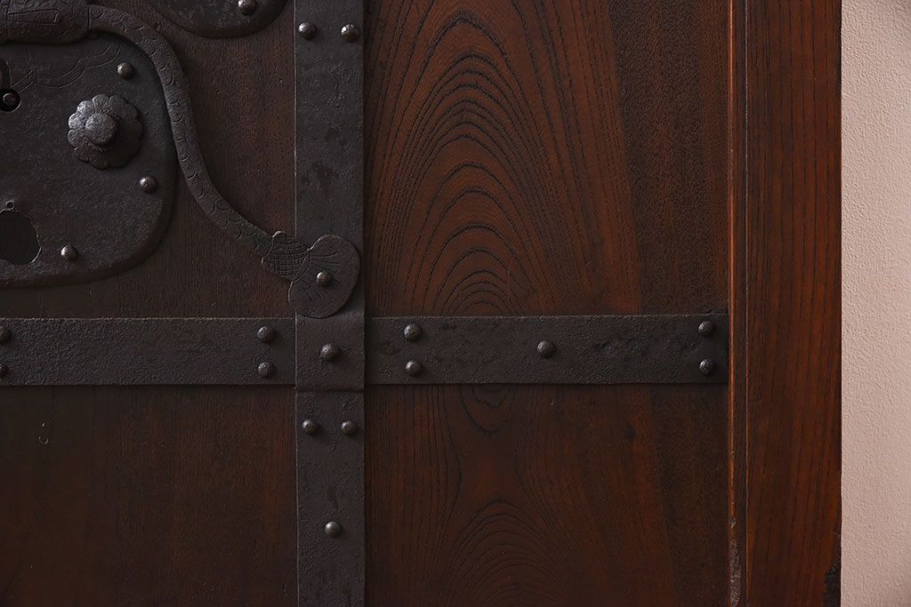 和製アンティーク　総ケヤキ材　ガラス入りリメイク　金具が趣き深い富山蔵戸(引き戸、建具、玄関戸)