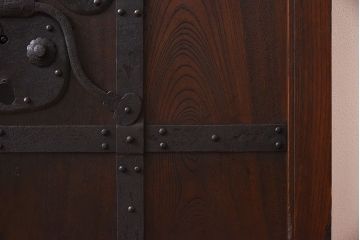 和製アンティーク　総ケヤキ材　ガラス入りリメイク　金具が趣き深い富山蔵戸(引き戸、建具、玄関戸)