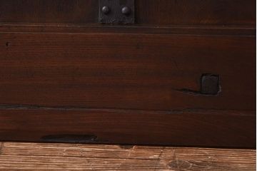 和製アンティーク　総ケヤキ材　ガラス入りリメイク　金具が趣き深い富山蔵戸(引き戸、建具、玄関戸)