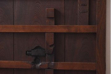和製アンティーク　総ケヤキ材　ガラス入りリメイク　金具が趣き深い富山蔵戸(引き戸、建具、玄関戸)