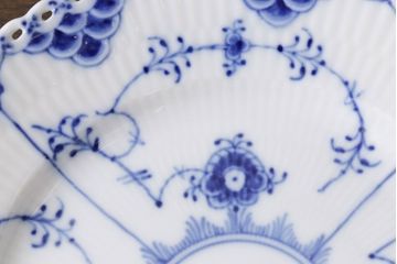 中古　ROYAL COPENHAGEN(ロイヤルコペンハーゲン)　19.5cm　ブルーフルーテッドフルレース　プレート2枚セット(洋食器)(定価約6万5千円)(2)
