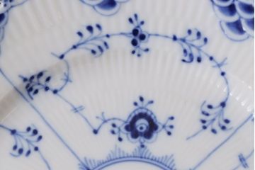 アンティーク雑貨　中古　ROYAL COPENHAGEN(ロイヤルコペンハーゲン)　ブルーフルーテッド　フルレース　19.5cmプレート2枚セット(ディーププレート、洋食器)(定価約6万5千円)(1)