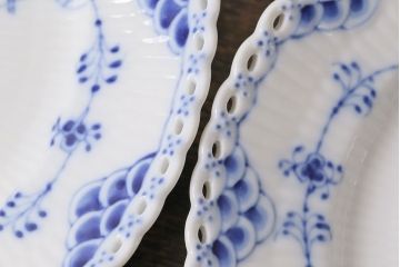 アンティーク雑貨　中古　ROYAL COPENHAGEN(ロイヤルコペンハーゲン)　ブルーフルーテッド　フルレース　19.5cmプレート2枚セット(ディーププレート、洋食器)(定価約6万5千円)(1)