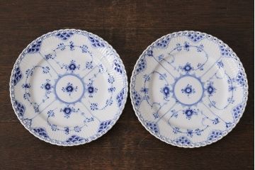 アンティーク雑貨　中古　ROYAL COPENHAGEN(ロイヤルコペンハーゲン)　ブルーフルーテッド　フルレース　19.5cmプレート2枚セット(ディーププレート、洋食器)(定価約6万5千円)(1)