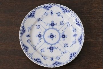 アンティーク雑貨　中古　ROYAL COPENHAGEN(ロイヤルコペンハーゲン)　ブルーフルーテッド　フルレース　19.5cmプレート2枚セット(ディーププレート、洋食器)(定価約6万5千円)(1)