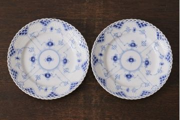 アンティーク雑貨　中古　ROYAL COPENHAGEN(ロイヤルコペンハーゲン)　ブルーフルーテッド　フルレース　19.5cmプレート2枚セット(ディーププレート、洋食器)(定価約6万5千円)(2)