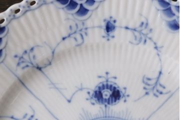 アンティーク雑貨　中古　ROYAL COPENHAGEN(ロイヤルコペンハーゲン)　ブルーフルーテッド　フルレース　19.5cmプレート2枚セット(ディーププレート、洋食器)(定価約6万5千円)(2)