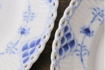 アンティーク雑貨　中古　ROYAL COPENHAGEN(ロイヤルコペンハーゲン)　ブルーフルーテッド　フルレース　19.5cmプレート2枚セット(ディーププレート、洋食器)(定価約6万5千円)(2)